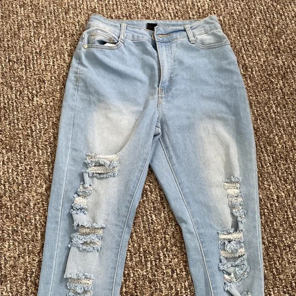 Ripped fashion nova jeans! - Picture 4 of 7